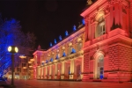 Börse im Blau-Roten Licht (Bild: Steffen Remmel, 07.04.2008), Während der Luminale 2008 nimmt die Börse Traditionell an der Lichtinstallation teil. Während der Luminale 2008 wurde die Börse in einem feinen Blau-Roten Licht getaucht und die Fische über den Börsenplatz gespannt. Das Foto ist eine HDR-Aufnahme.
