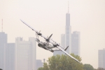 Flugboot Do 24 in Frankfurt am Main (Bild: Steffen Remmel, 19.10.2006), Nach geglücktem Start auf dem Main, Überfliegt die Do 24, noch einmal den Main und verabschiedet sich in die Ferne. Im Hintergrund Skyline von Frankfurt am Main. 
